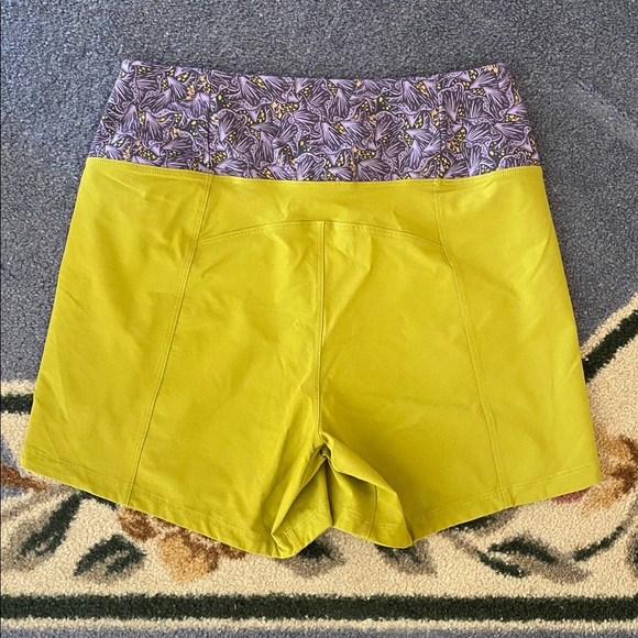 Youer NWOT Outshine Shorts Small Pistachio - Picture 2 of 3